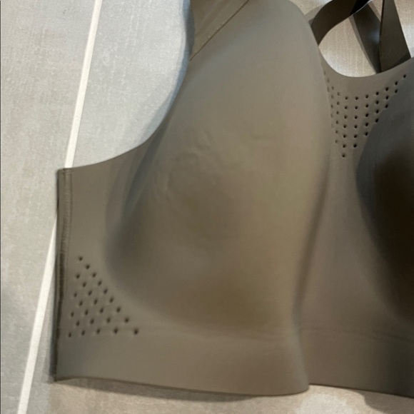 Victoria’s Secret VSX Featherweight Max™ Sports Bra green 36DDD high support - Picture 3 of 11